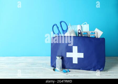 Erste-Hilfe-Set auf blauem Hintergrund Stockfoto