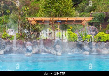 Heiße Quellen von Papallacta mit Spa-Pools, Hydrohals- und Wirbelsäulenmassage in der Nähe von Quito, Ecuador. Stockfoto