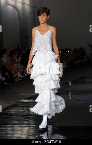 Astrd Holler läuft während der IXIAH-Show während der Afterpay Australian Fashion Week Resort 2022 Collections am 1. Juni 2 auf der Carriageworks Stockfoto