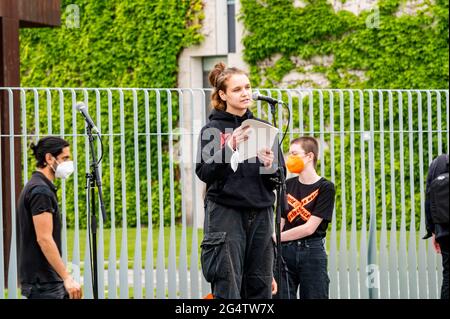 Berlin, Deutschland. Juni 2021. Protestantischer Protest für das Klima vor dem Bundeskanzleramt in Berlin am 23.06.2021. Sie protestieren für eine bessere Klimapolitik. Quelle: Tim Eckert/Alamy Live News Stockfoto