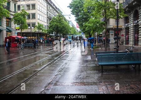 ZÜRICH - 28. APRIL: Blick auf eine Straße Bahnhofstrasse am 28. April 2014 in Zürich, Schweiz. Zürich ist die größte Stadt der Schweiz und die Hauptstadt Stockfoto