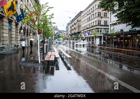 ZÜRICH - 28. APRIL: Blick auf eine Straße Bahnhofstrasse am 28. April 2014 in Zürich, Schweiz. Zürich ist die größte Stadt der Schweiz und die Hauptstadt Stockfoto