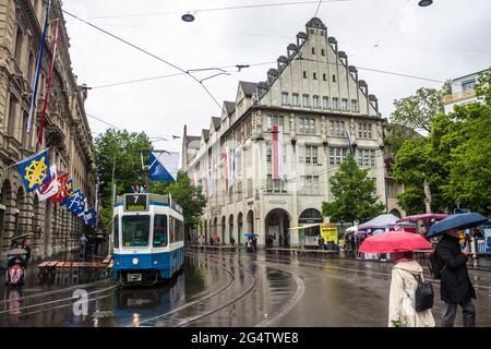 ZÜRICH - 28. APRIL: Blick auf eine Straße Bahnhofstrasse am 28. April 2014 in Zürich, Schweiz. Zürich ist die größte Stadt der Schweiz und die Hauptstadt Stockfoto