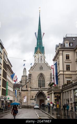 ZÜRICH - 28. APRIL: Blick auf Straße und Kirche am 28. April 2014 in Zürich, Schweiz. Zürich ist die größte Stadt der Schweiz und die Hauptstadt der Schweiz Stockfoto