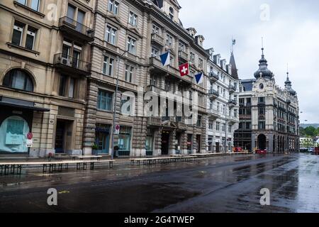 ZÜRICH - 28. APRIL: Blick auf eine Straße Bahnhofstrasse am 28. April 2014 in Zürich, Schweiz. Zürich ist die größte Stadt der Schweiz und die Hauptstadt Stockfoto