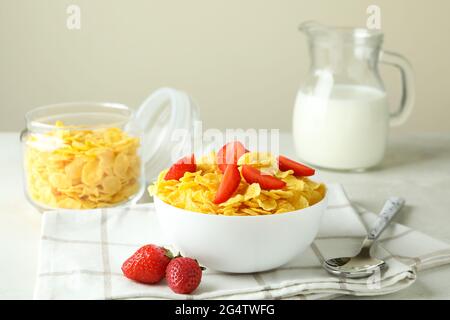 Konzept eines leckeren Frühstücks mit Cornflakes auf weißem strukturiertem Tisch Stockfoto