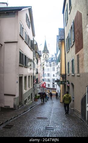 ZÜRICH - 28. APRIL: Blick auf eine Straße am 28. April 2014 in Zürich, Schweiz. Zürich ist die grösste Stadt der Schweiz und die Hauptstadt des Kantons Stockfoto