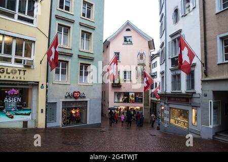 ZÜRICH - 28. APRIL: Blick auf eine Straße am 28. April 2014 in Zürich, Schweiz. Zürich ist die grösste Stadt der Schweiz und die Hauptstadt des Kantons Stockfoto