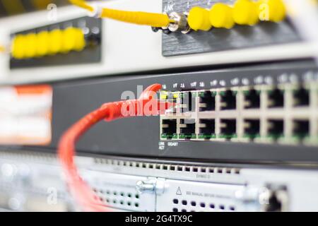 Das Netzwerk Kabel an LAN-Anschluss anschließen, Konzept Kommunikation Anschlusstechnik Stockfoto