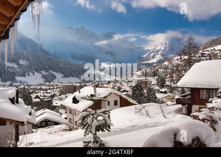 Eine Winterszene aus Häusern, Chalets und Dächern, die von einer dicken Schneeschicht bedeckt sind, auch Bäume in Engelberg, Kanton Obwalden, Zentralschweiz Stockfoto