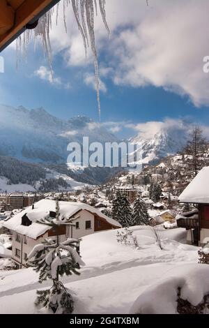 Eine Winterszene aus Häusern, Chalets und Dächern, die von einer dicken Schneeschicht bedeckt sind, auch Bäume in Engelberg, Kanton Obwalden, Zentralschweiz Stockfoto