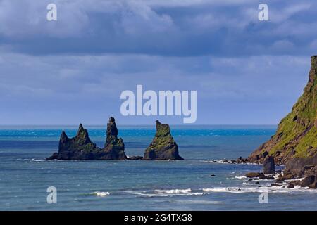 Reynisdrangar, Basaltmeerhaufen in der Nähe des Dorfes Vík í Mýrdal im Sommer, Südisland Stockfoto