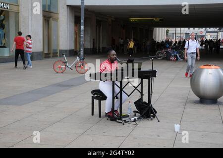 BERLIN/GERMANYDEUSCTHLAND/10. AUGUST 2018. Schwarze weibliche Unterhaltung mit Liedern und Musik bei Alexanderplats in Berlin. Foto von Francis Jos Stockfoto