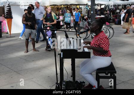 BERLIN/GERMANYDEUSCTHLAND/10. AUGUST 2018. Schwarze weibliche Unterhaltung mit Liedern und Musik bei Alexanderplats in Berlin. Foto von Francis Jos Stockfoto