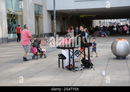 BERLIN/GERMANYDEUSCTHLAND/10. AUGUST 2018. Schwarze weibliche Unterhaltung mit Liedern und Musik bei Alexanderplats in Berlin. Foto von Francis Jos Stockfoto