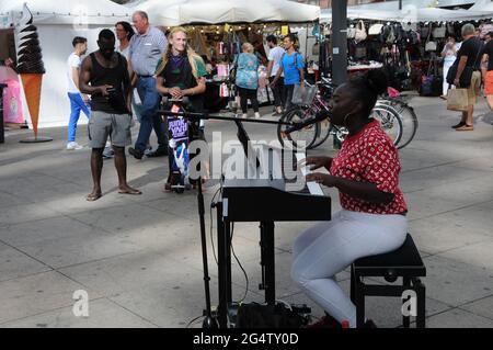 BERLIN/GERMANYDEUSCTHLAND/10. AUGUST 2018. Schwarze weibliche Unterhaltung mit Liedern und Musik bei Alexanderplats in Berlin. Foto von Francis Jos Stockfoto