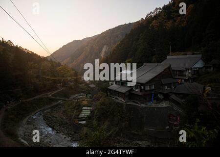 Gebäude in ländlicher Umgebung in Nagano, Japan Stockfoto