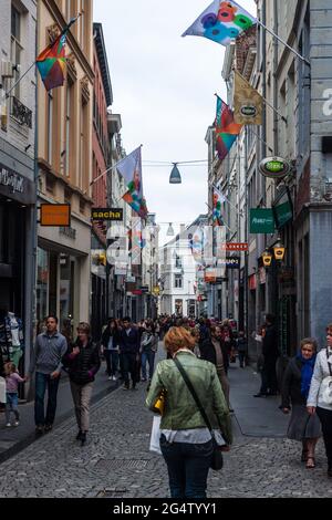 MAASTRICHT, 1. JUNI 2013: Nicht identifizierte Menschen gehen am 1. Juni in Maastricht, Niederlande, auf einer Straße. Maastricht ist als Geburtsort von Th bekannt geworden Stockfoto