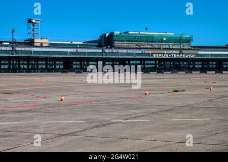 BERLIN, 7. JUNI: Am 7. Juni 2013 in Berlin stillgelegte Terminals am ehemaligen Flughafen Tempelhof. Der Tempelhof war der Landeplatz der West-Berliner Durin Stockfoto