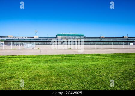 BERLIN, 7. JUNI: Am 7. Juni 2013 in Berlin stillgelegte Terminals am ehemaligen Flughafen Tempelhof. Der Tempelhof war der Landeplatz der West-Berliner Durin Stockfoto