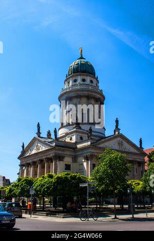 BERLIN, DEUTSCHLAND - 7. JUNI: Französischer Dom und Kirche mit bewundernden Touristen am Gendarmenmarkt im Zentrum der Stadt am 7. Juni 2013 in Berli Stockfoto