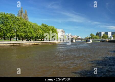 Blick auf den Fluss Pregolya in der Nähe der Kants-Insel in Kaliningrad am sonnigen Frühlingstag Stockfoto