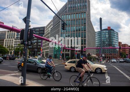 BERLIN, DEUTSCHLAND - 8. JUNI: Potsdamer Platz und Bahnhof in Berlin, Deutschland am 8. Juni 2013. Es ist einer der wichtigsten öffentlichen Plätze und der Verkehr in Stockfoto