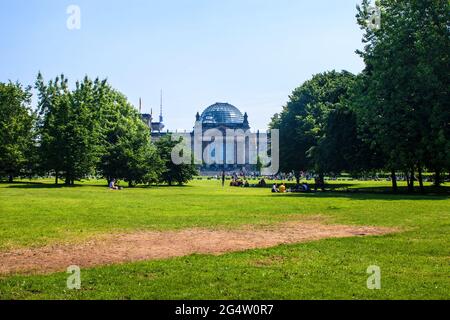 BERLIN, DEUTSCHLAND - 8. JUNI: Touristen in der Nähe des Reichstags am 8. Juni 2013 in Berlin, Deutschland. Nach der Verlegung des Bundestages in 1999 war das Gebäude des Reichstags visi Stockfoto