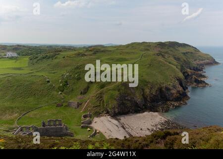 Der Küstenpfad der Isle of Anglesey führt steil hinunter zu den verlassenen alten Porzellanwerken von Llanlleiana. Stockfoto