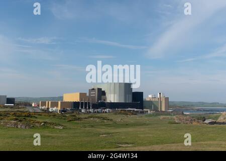 Das stillgelegte Magnox-Kernkraftwerk in Wylfa auf der Insel Anglesey, Wales, Großbritannien. Stockfoto