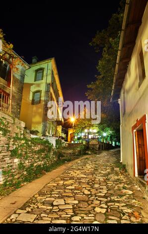 Malerische Gasse in Zagora Dorf, Pelion Berg, Magnissia, Thessalien, Griechenland. Stockfoto