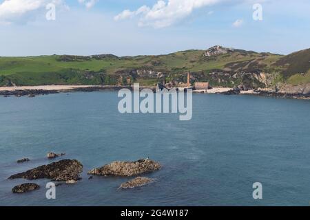 Die verlassenen Ziegeleien in Porth Wen, Anglesey, Wales, Großbritannien, vom Costal Path der Isle of Anglesey aus gesehen Stockfoto