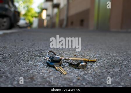 Der verlorene Schlüsselbund liegt auf der asphaltierten Straße Stockfoto