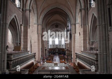 TRIER, DEUTSCHLAND - AUGUST 3: Innenansicht des Petersdoms am 3. August 2013 in Trier, Deutschland. Der Trierer Dom, der im 4. Jahrhundert gegründet wurde, ist der älteste Stockfoto