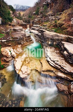 Naturpools, von den Einheimischen "Kolymbithres" oder "Ovieres" genannt, in der Nähe des Dorfes Papingo in der Region Zagori, Präfektur Ioannina, Epirus, Griechenland. Stockfoto