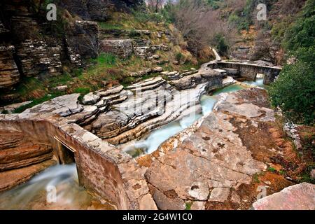 Naturpools, von den Einheimischen "Kolymbithres" oder "Ovieres" genannt, in der Nähe des Dorfes Papingo in der Region Zagori, Präfektur Ioannina, Epirus, Griechenland. Stockfoto