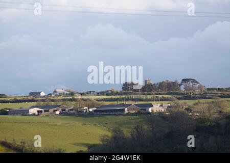 Pennant Farm mit Trelights Village und Trevathan Farm Shop im Hintergrund Stockfoto