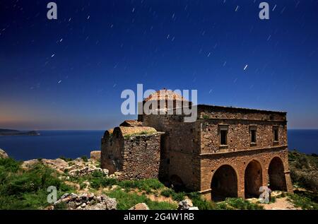 Nachtansicht der byzantinischen Kirche von Agia Sophia in der Oberstadt (obere Burg), von Monemvasia, Laconia, Peloponnes, Griechenland. Stockfoto