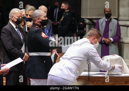 Washington, USA. Juni 2021. Präsident Joe Biden beobachtet, wie die Urne mit den eingeäscherten Resten des ehemaligen Virginia Senators. John Warner wird während der Beerdigungszeremonie von Senator John Warner in der Washington National Cathedral am Mittwoch, dem 23. Juni 2021 in Washington, DC, auf einen Tisch gestellt. (Foto von Oliver Contreras/SIPA USA) Quelle: SIPA USA/Alamy Live News Stockfoto