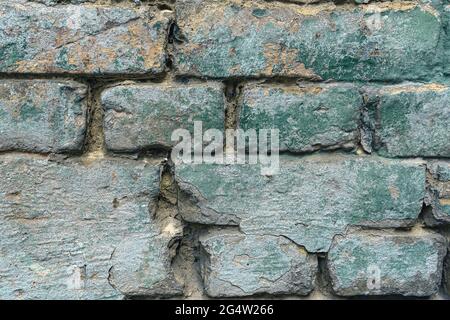 Alte authentische Ziegelwand bricht und bricht zusammen Stockfoto