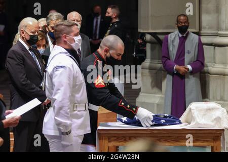 Präsident Joe Biden sieht zu, wie eine amerikanische Flagge auf dem Tisch neben der Urne mit den eingeäscherten Resten des ehemaligen Virginia Senators John Warner während der Beerdigungszeremonie von Senator John Warner in der Washington National Cathedral am Mittwoch, den 23. Juni 2021 in Washington, DC, aufgestellt wird. Foto von Oliver Contreras/Pool/ABACAPRESS.COM Stockfoto