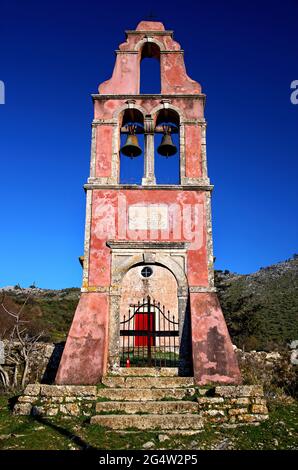 Schöner Glockenturm in Palia Perithia, einem der schönsten Bergdörfer der Insel Korfu, Ionisches Meer, Griechenland. Stockfoto