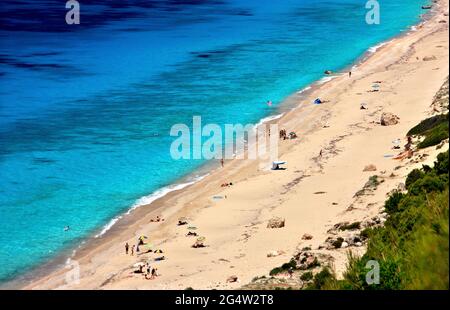 INSEL LEFKADA, IONISCHES MEER, GRIECHENLAND. Pefkoulia Strand, auf der Westseite der Insel. Stockfoto