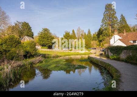 Der Mühlenteich im Dorf Loose in der Nähe von Maidstone Kent. Stockfoto