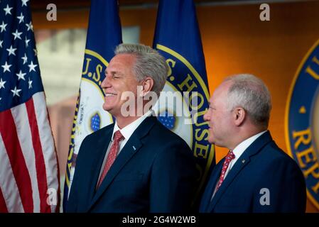 Washington DC, USA. 23 2021. Juni: Kevin McCarthy, Vorsitzender der Minderheit im US-Repräsentantenhaus (Republikaner von Kalifornien), links, teilt ein Lachen mit Steve Scalise, dem Minderheitswhip des US-Repräsentantenhauses (Republikaner von Louisiana), rechts, während einer Pressekonferenz bezüglich der Verantwortlichkeit für China und COVID-19, im US-Kapitol, in Washington, DC, Mittwoch, 23. Juni, 2021. Kredit: Rod Lamkey/CNP /MediaPunch Kredit: MediaPunch Inc/Alamy Live News Stockfoto