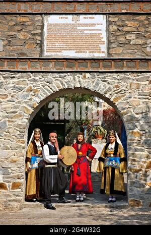 NEA KARVALI, KAVALA, MAZEDONIEN, GRIECHENLAND. Kappadokisch-Griechen aus Nea Karvali in traditionellen Kostümen, in der Akontisma-Siedlung. Stockfoto