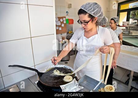 Zubereitung von 'Xertigana', einem traditionellen kretischen Süßes - Dessert, in der Kritika Edesmata Werkstatt, im Dorf Kavoussi, Lassithi, Kreta, Griechenland. Stockfoto