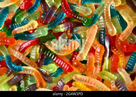 Voller Rahmen von bunten Gummiwürmern Stockfoto