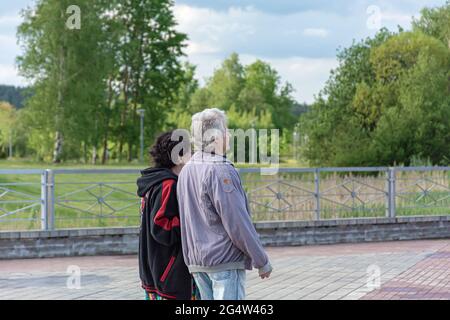 Mann und Frau im Alter für einen Spaziergang im Park. Nahaufnahme, unscharfer Hintergrund. Stock-Fotografie. Stockfoto