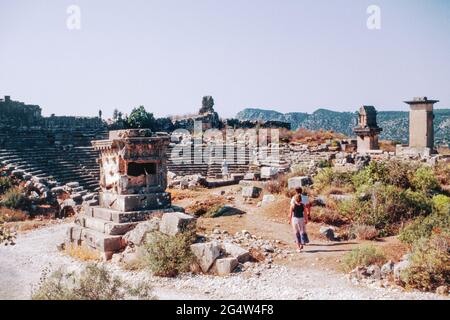 Xanthos - Ruinen der antiken Stadt in der Provinz Antalya (die größte Stadt in Lykien in der hellenistischen Ära), Türkei. Römisches Amphitheater. Archivscan von einem Dia. Oktober 1985. Stockfoto